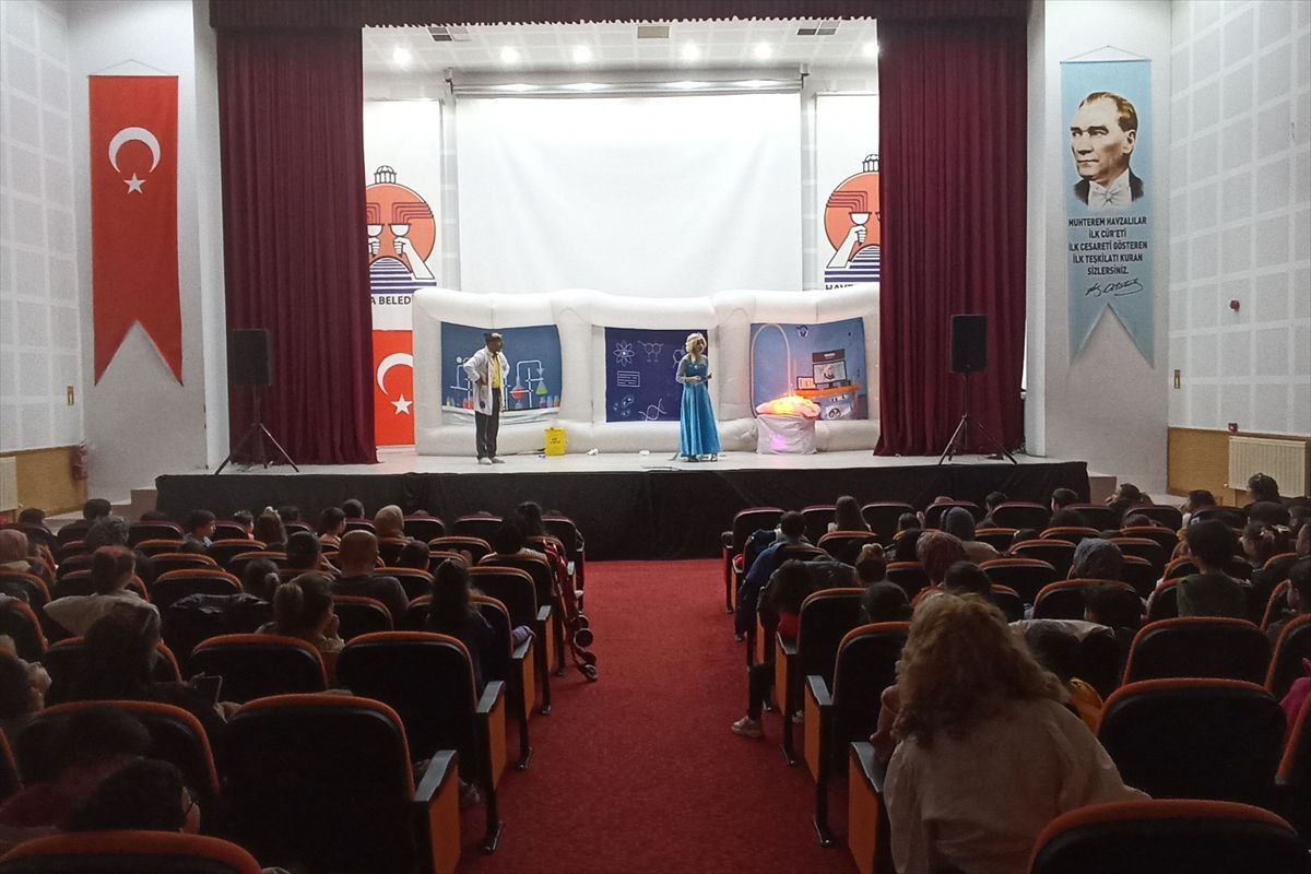 Havza\'da \'Profesör Çokbilmiş ve Süper Dostlar\' Oyunu