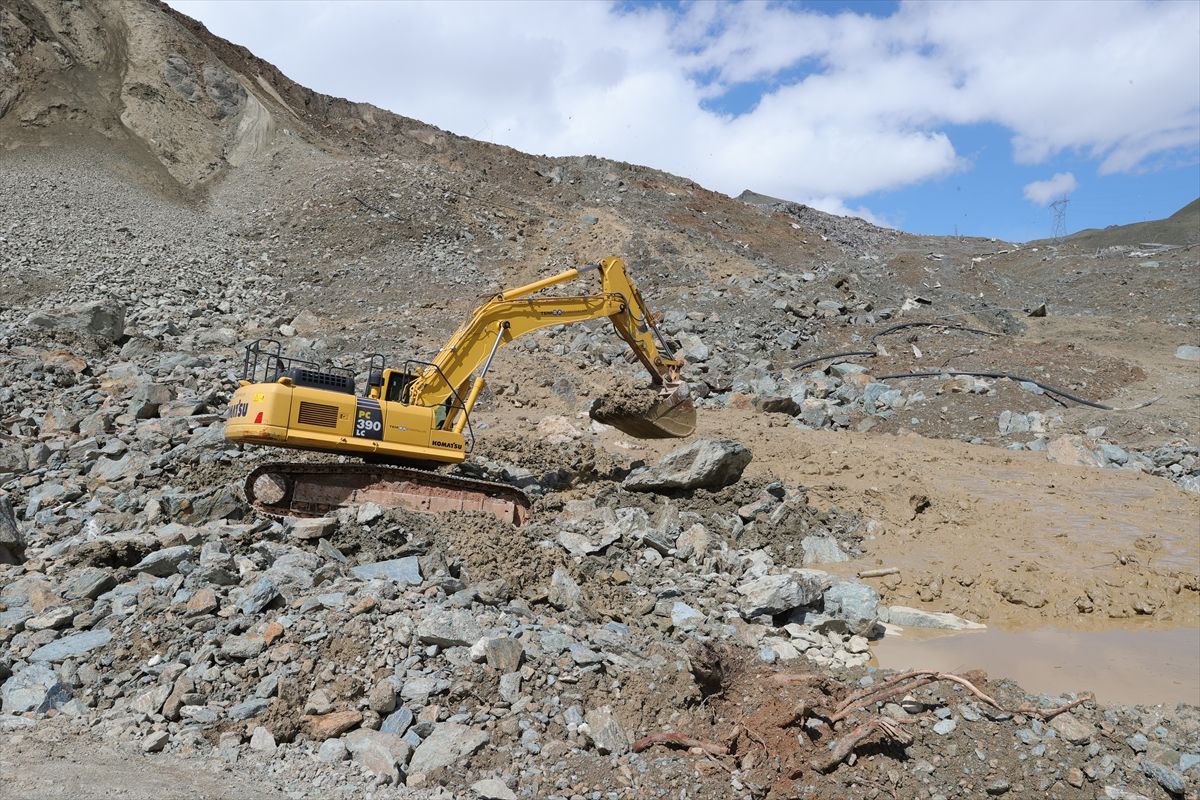 Hakkari\'de Heyelan: Ulaşım Yeniden Başlatılmaya Çalışılıyor