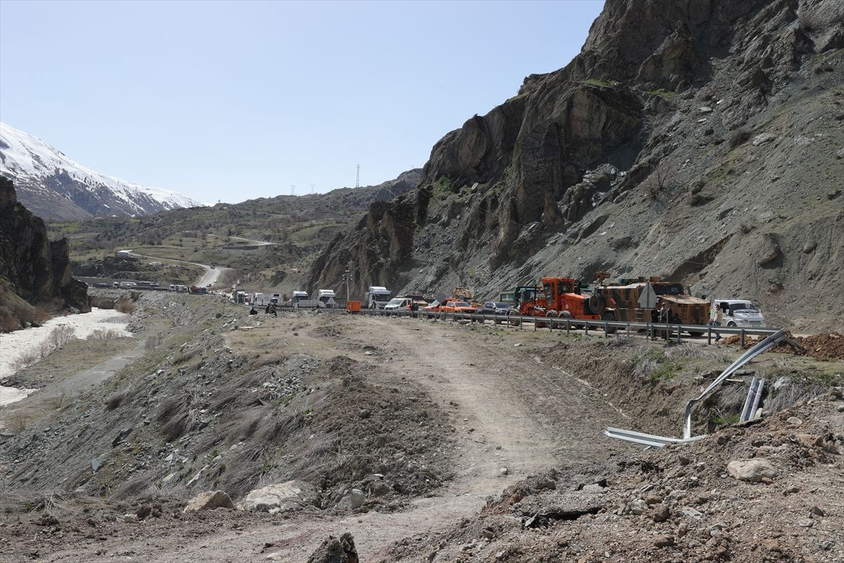 Hakkari-Van Yolunda Heyelan: Ulaşım Kontrollü