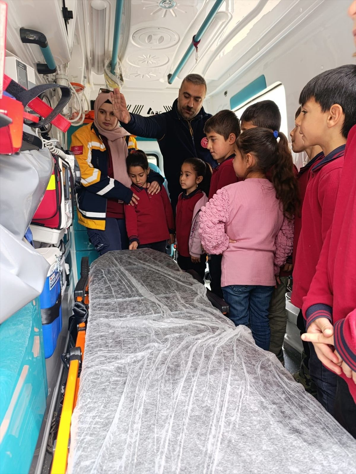 Hizan\'da Öğrencilere Ambulans Tanıtımı