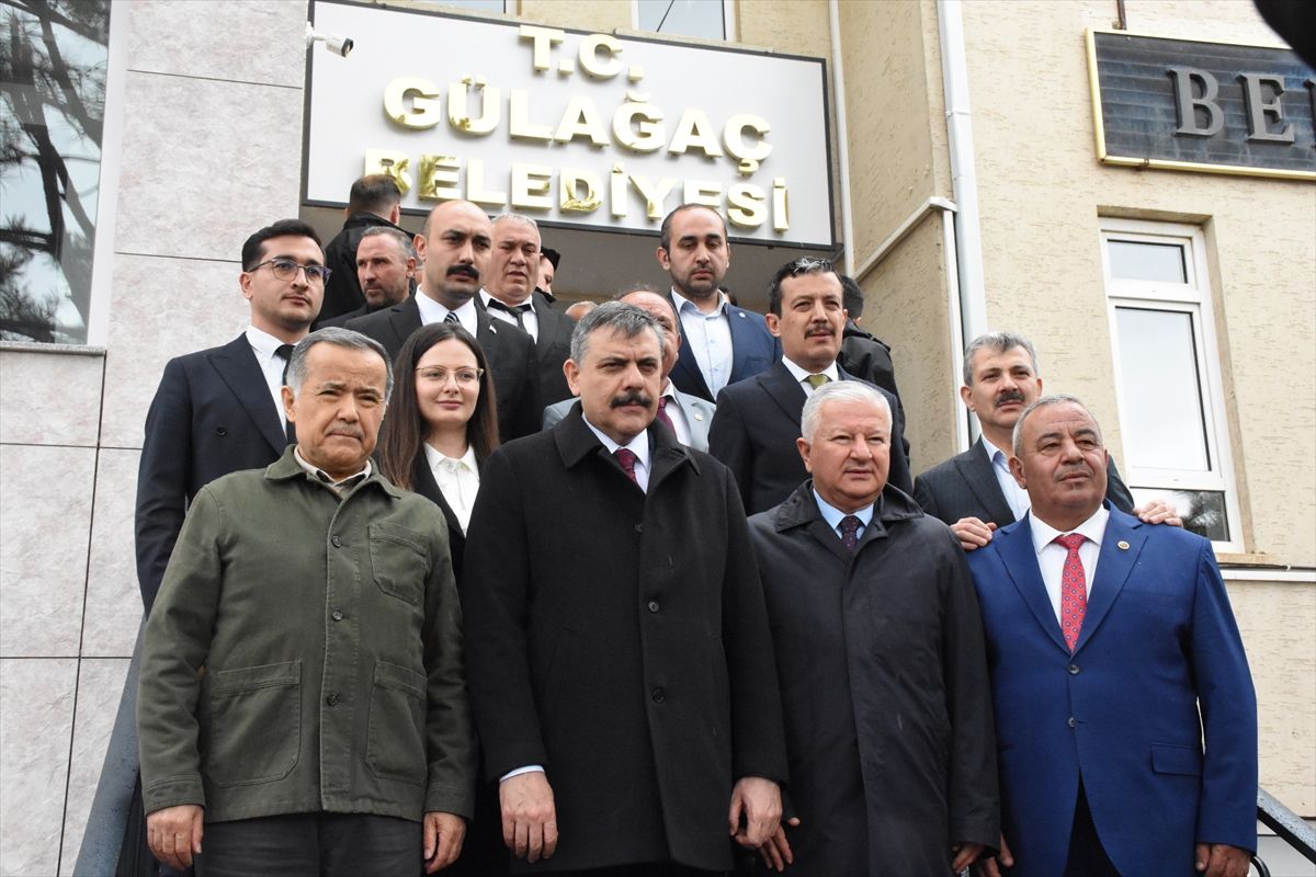 Bakan Çiftçi Gülağaç\'ta Ziyaretlerde Bulundu