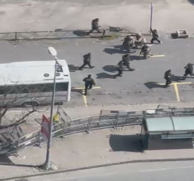 İETT otobüsü terör çatışmasının ortasında kaldı! Yolcular panikle yere yattı