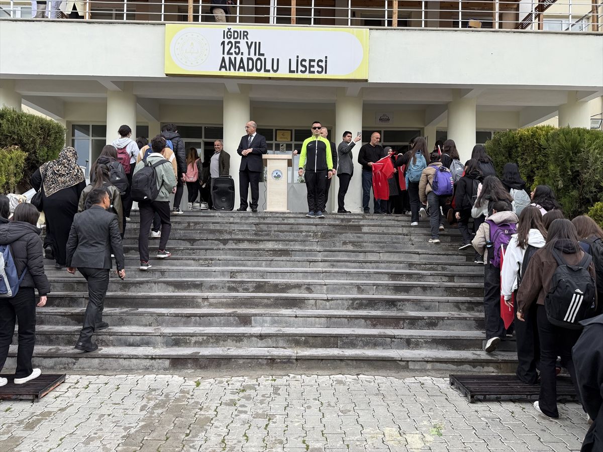 Protokol Üyeleri Öğrencilerle İstiklal Marşı Okudu