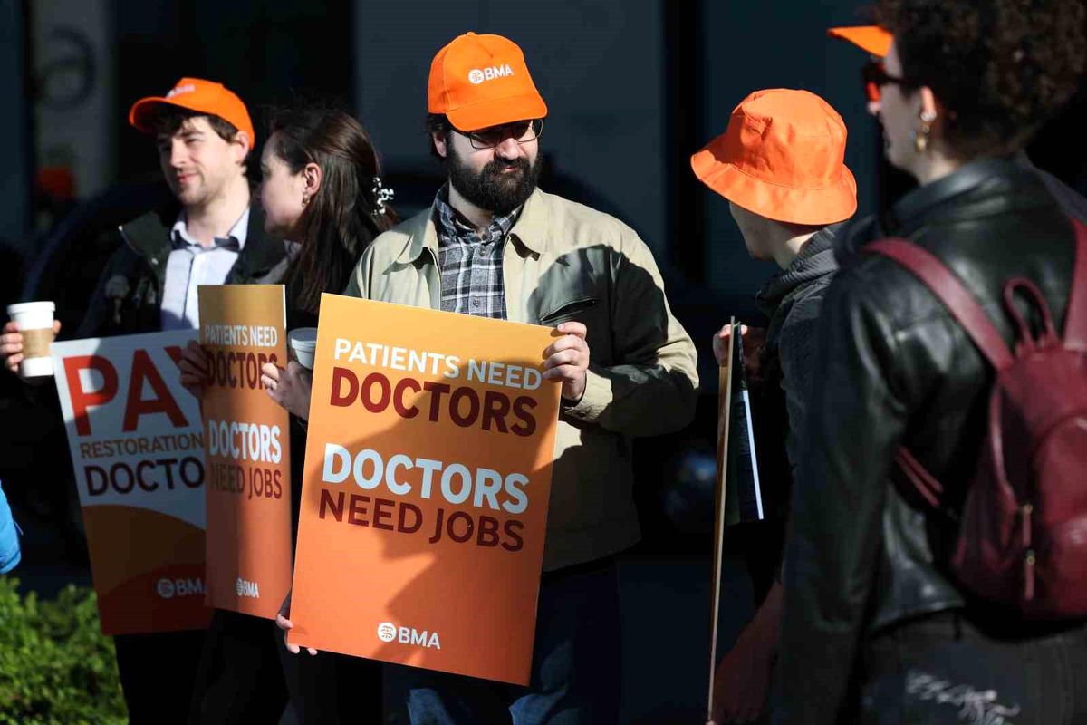 İngiltere\'de Doktorlar Greve Gitti