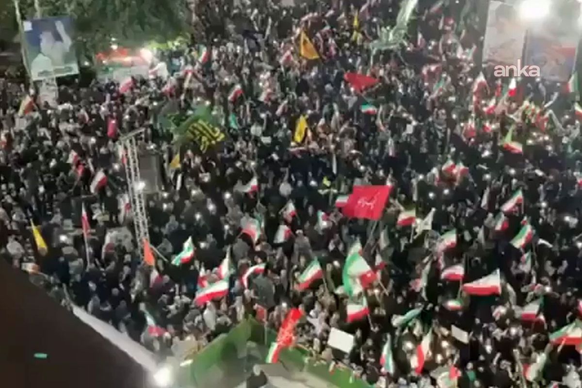 İranlılar, Trump\'ın "Vuracağız" dediği kritik noktalara akın etti