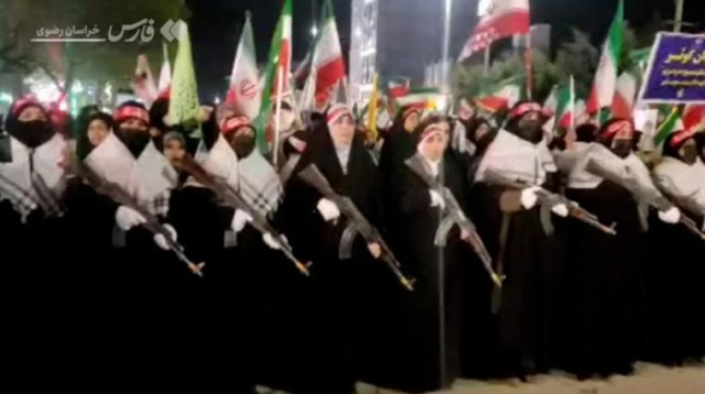 İranlı kadınlar da silah kuşanıp sokağa çıktı! Verdikleri mesaj net