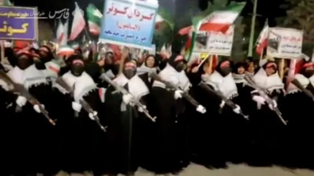 İranlı kadınlar da silah kuşanıp sokağa çıktı! Verdikleri mesaj net