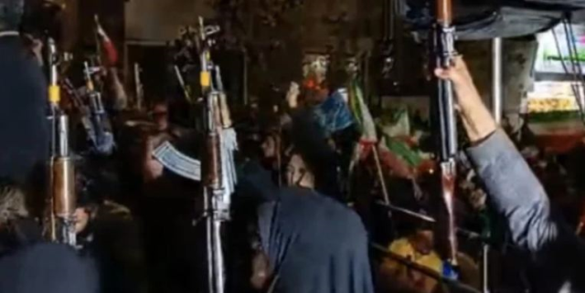 İranlı kadınlar da silah kuşanıp sokağa çıktı! Verdikleri mesaj net