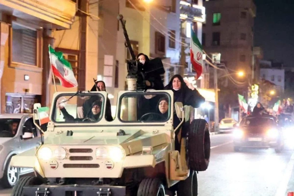 İranlı kadınlar da silah kuşanıp sokağa çıktı! Verdikleri mesaj net