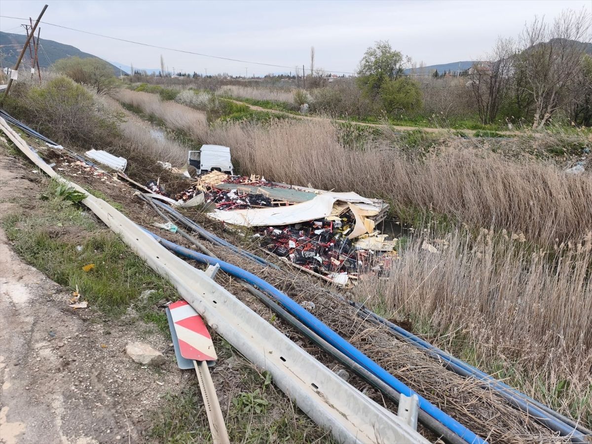 Eğirdir\'de Elma Yüklü Çekici Devrildi