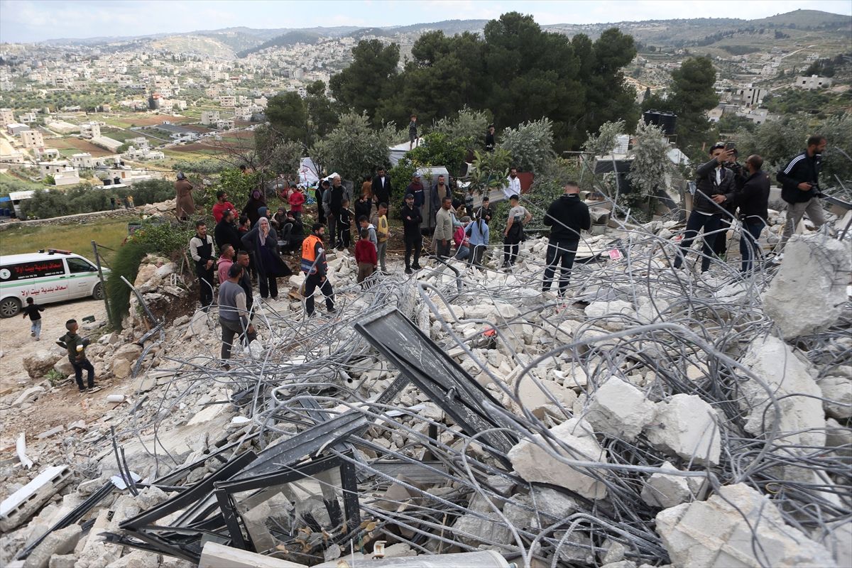 İsrail Askerleri El Halil\'de Evi Yıktı