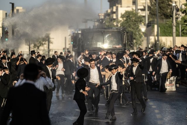 İsrail’de zorunlu askerlik karşıtı yüzlerce Haredi protestocu, Batı Kudüs’e giriş yolunu kapattı