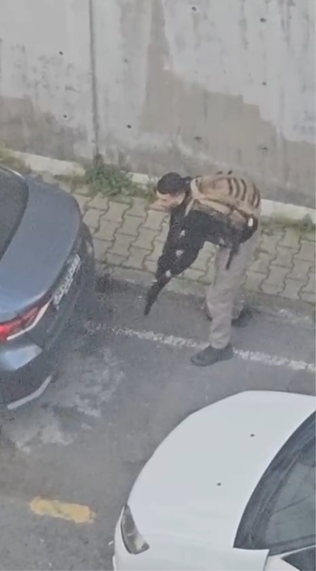 İsrail konsolosluğu önündeki çatışmanın en kritik anı! Kahraman polis teröristi böyle vurdu