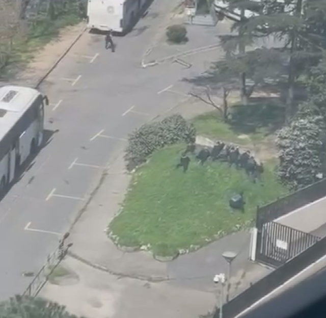 İsrail konsolosluğu önündeki çatışmanın en kritik anı! Kahraman polis teröristi böyle vurdu