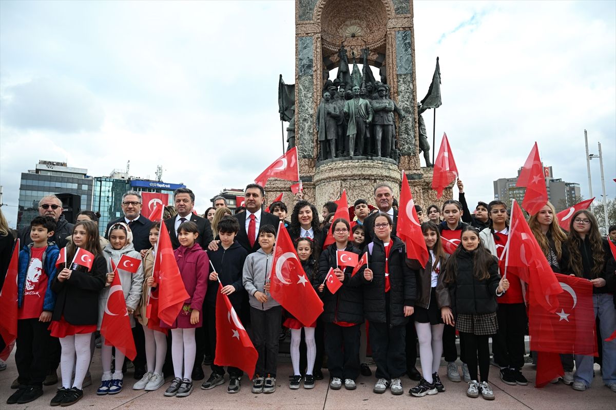 23 Nisan Töreni Taksim\'de Gerçekleşti