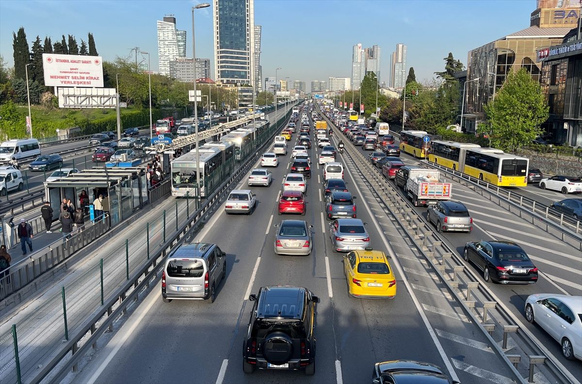 İstanbul\'da akşam saatlerinde trafik yoğunluğu yüzde 78\'e çıktı