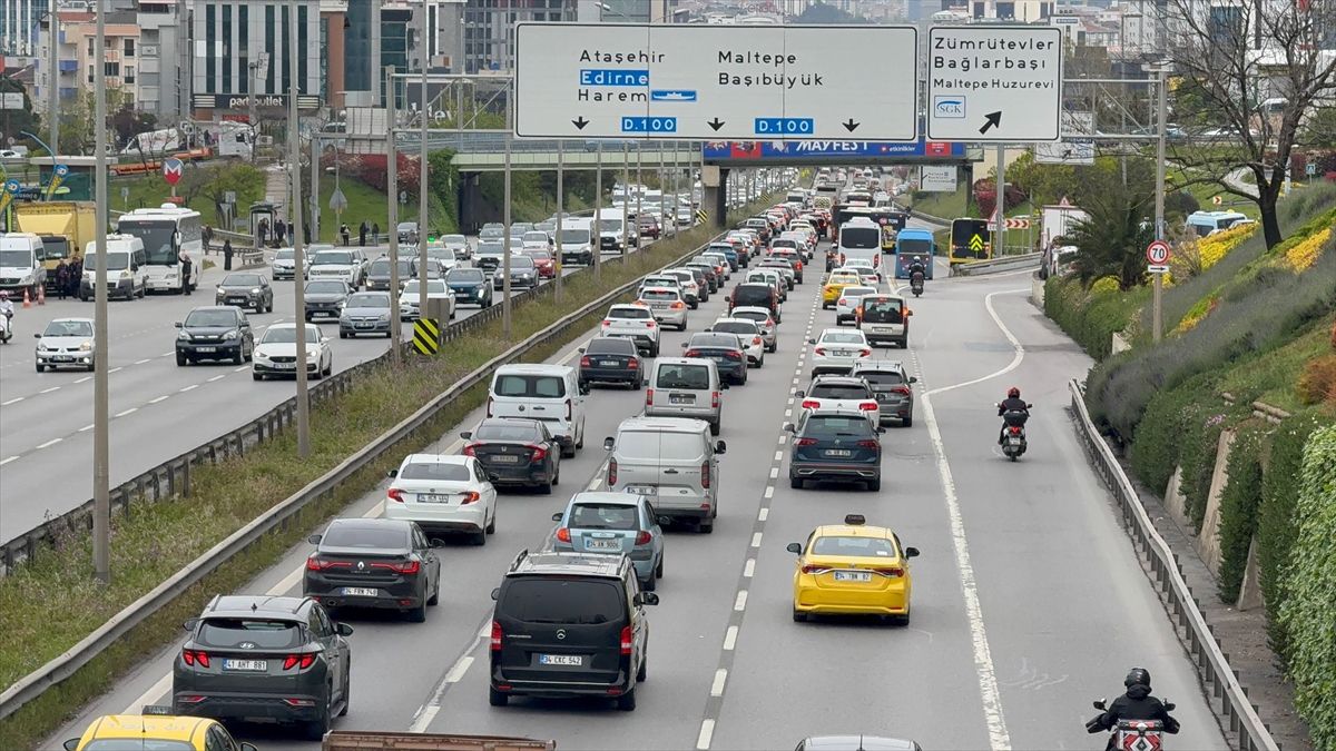 İstanbul\'da sabah saatlerinde trafik yoğunluğu yaşanıyor