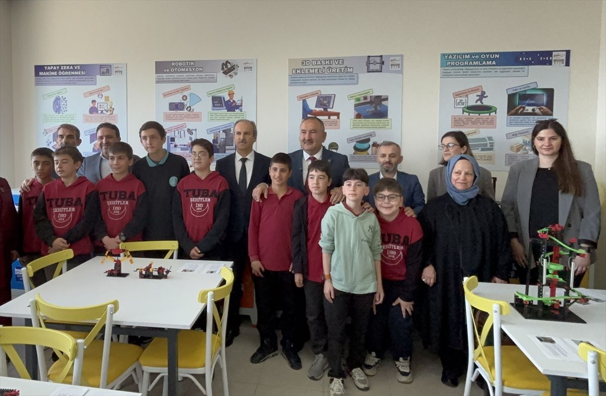 İstanbul\'daki Tuba Şehitler İmam Hatip Ortaokulu\'nda STEM Laboratuvarı açıldı