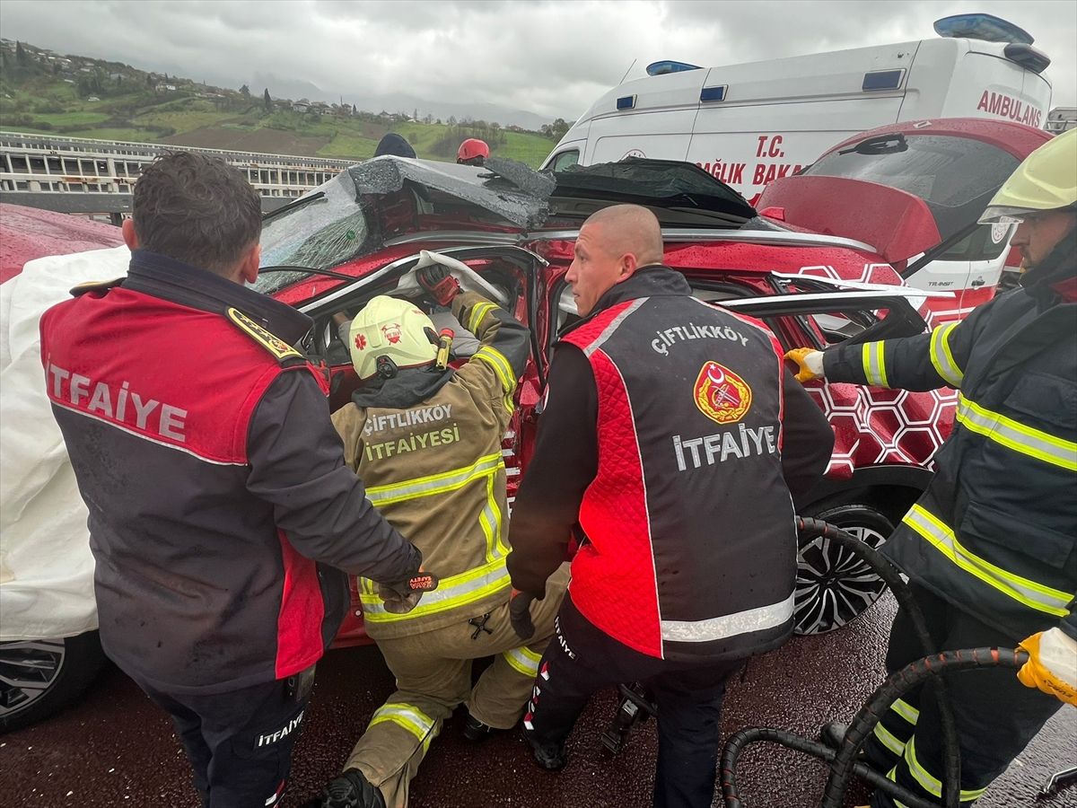 İstanbul-İzmir Otoyolu\'nda Kaza: 4 Yaralı