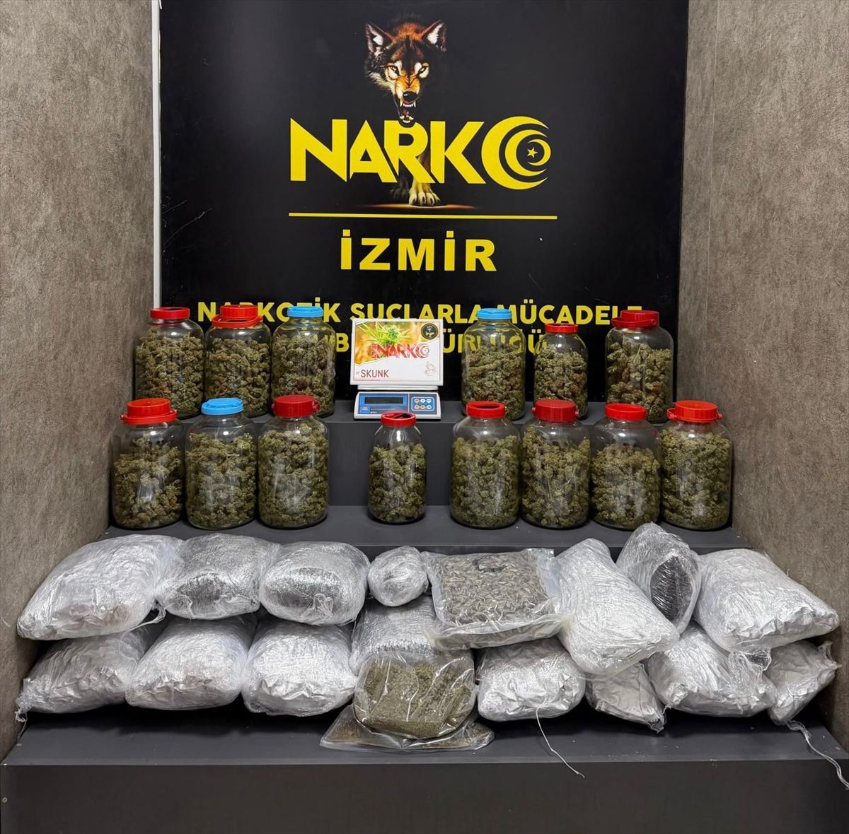 İzmir\'de Uyuşturucu Operasyonu: 60 Kilo Ele Geçirildi