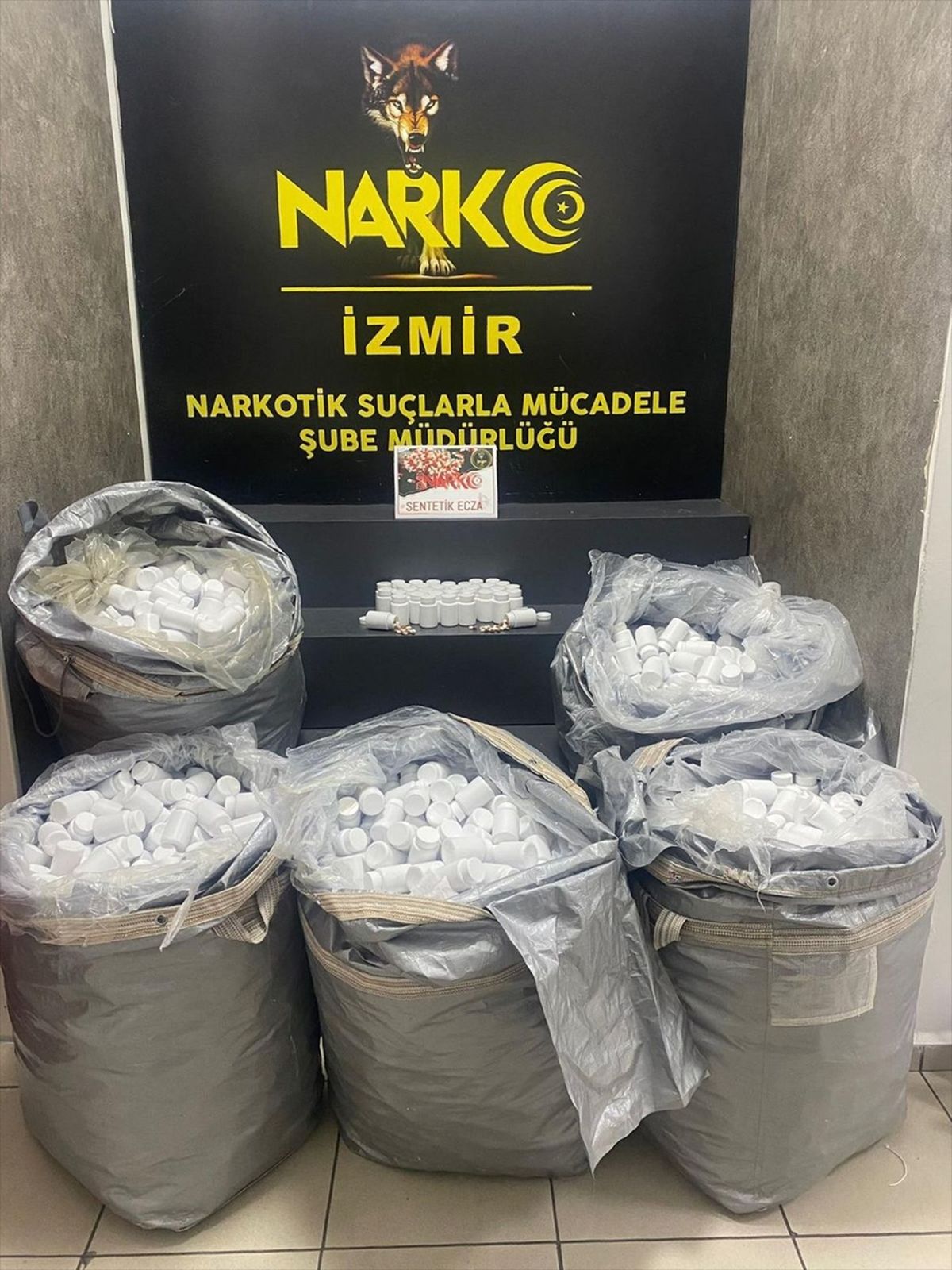 Kemalpaşa\'da Uyuşturucu Operasyonu: 156 Bin Hap Ele Geçirildi