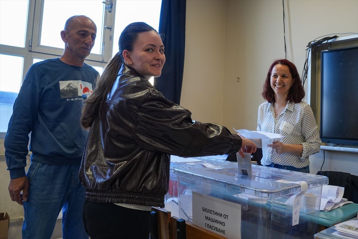 İzmir\'de Bulgar Seçmenlerin Yoğun Katılımı