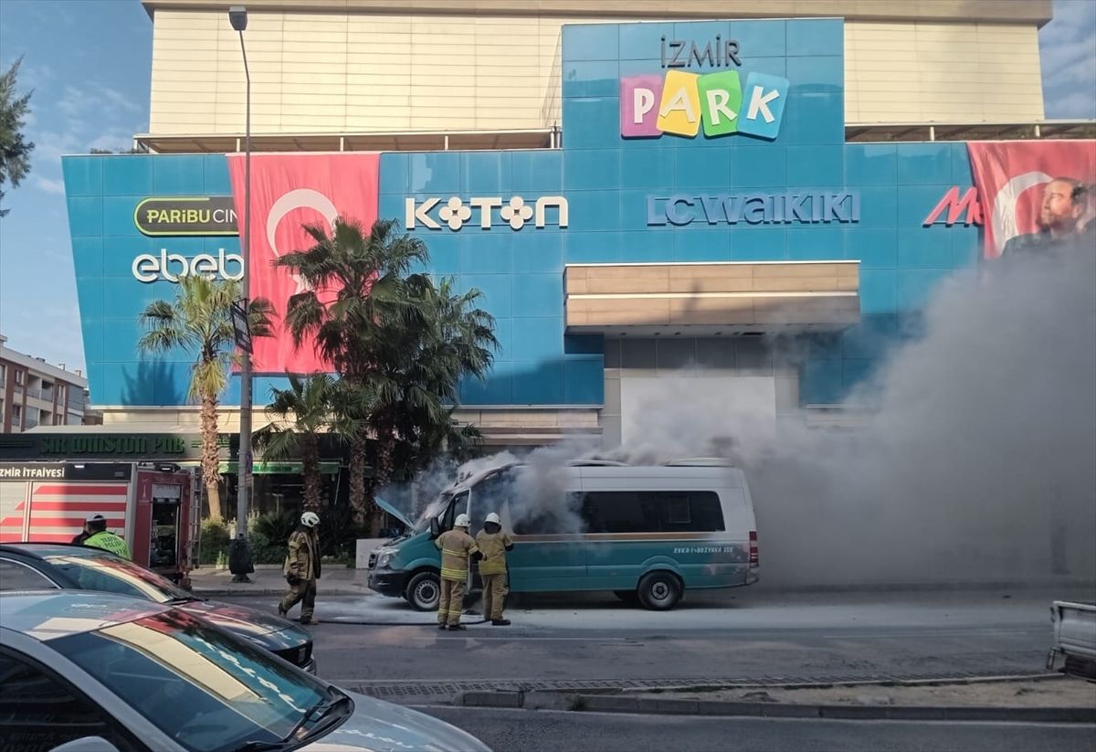 İzmir\'de Dolmuşta Yangın: Hasar Meydana Geldi