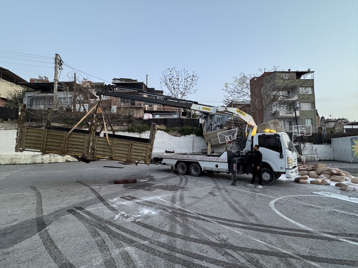 Freni Patlayan Kamyon Okul Bahçesine Devrildi