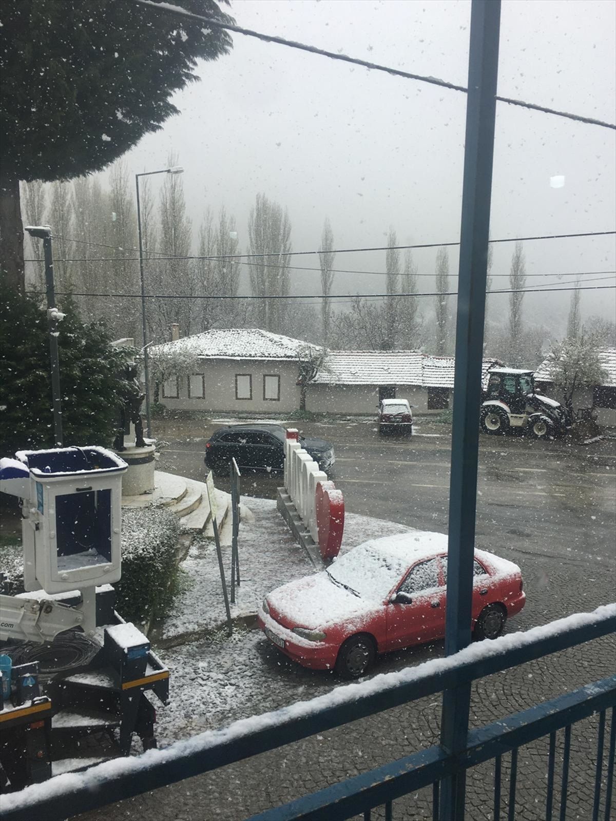 İzmir\'in yüksek kesimlerine kar yağdı