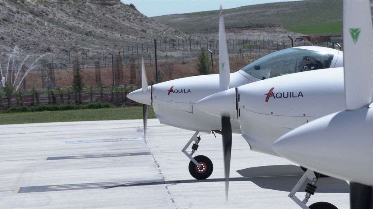 Kadın Pilot Semin Öztürk Şener Gösteri Uçuşu Gerçekleştirdi