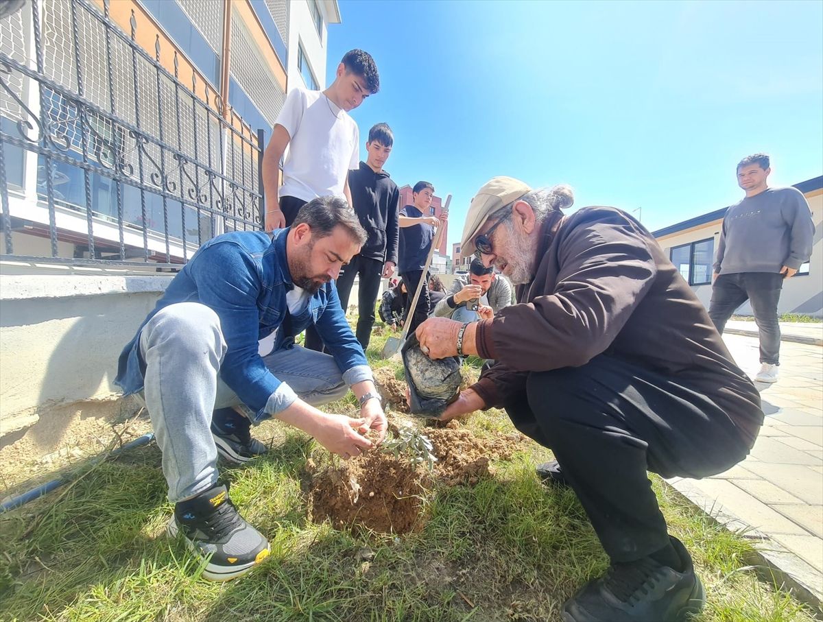 Kadirli\'de Öğrenciler Fidan Dikti