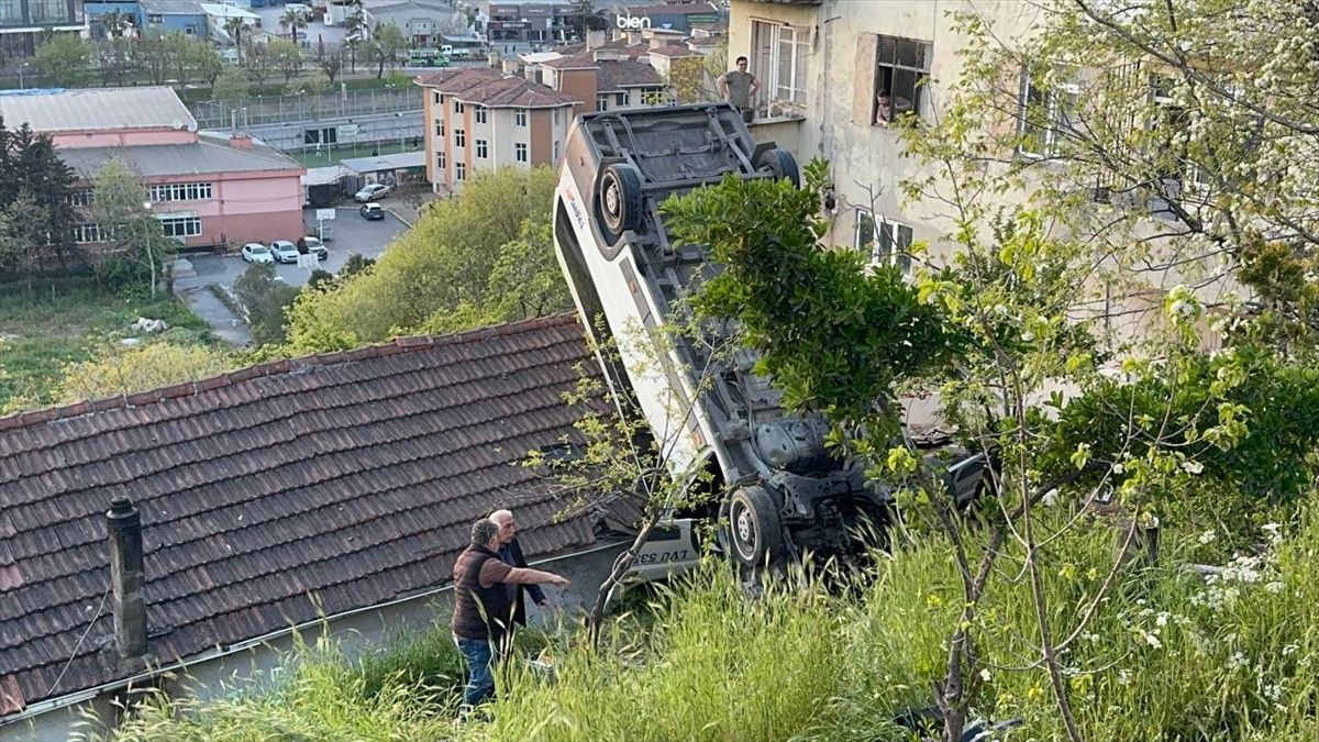Kağıthane\'de Okul Servisi Devrildi