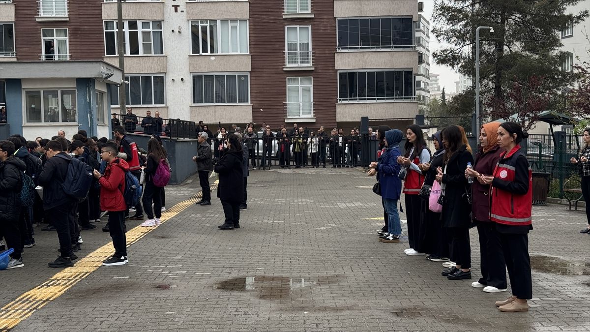 Kahramanmaraş\'ta okul saldırısında hayatını kaybeden öğretmen ile öğrenciler anıldı