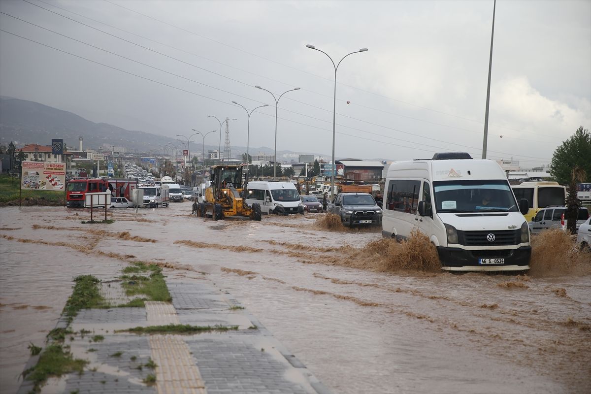Kahramanmaraş\'ta sağanak hayatı felç etti