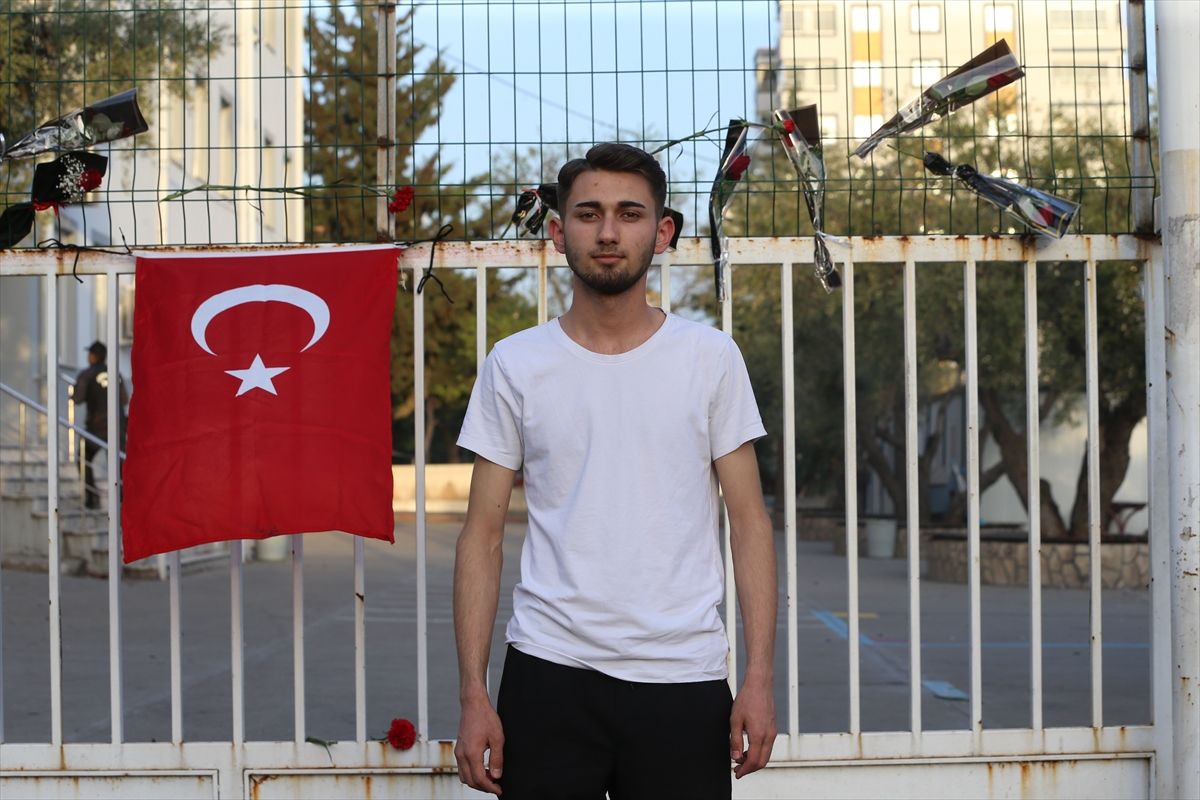 Kahramanmaraş\'taki silahlı saldırının gerçekleştiği okula Türk bayrağı asıldı ve karanfil bırakıldı
