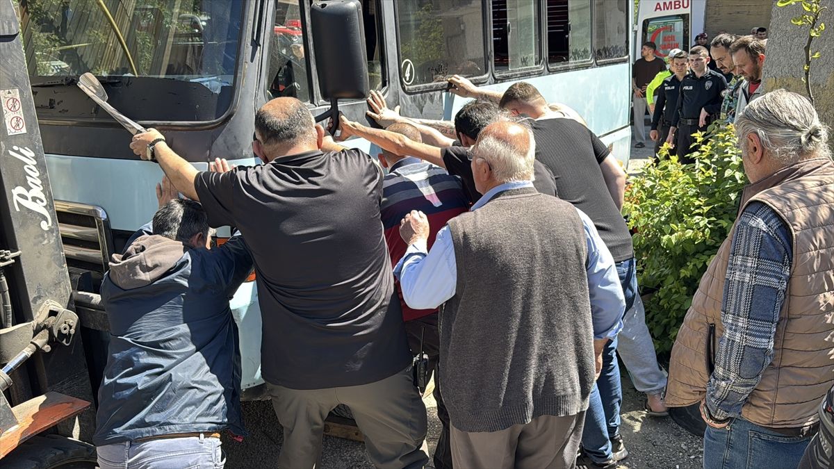 Karabük\'te Motosiklet Minibüsle Çarpıştı