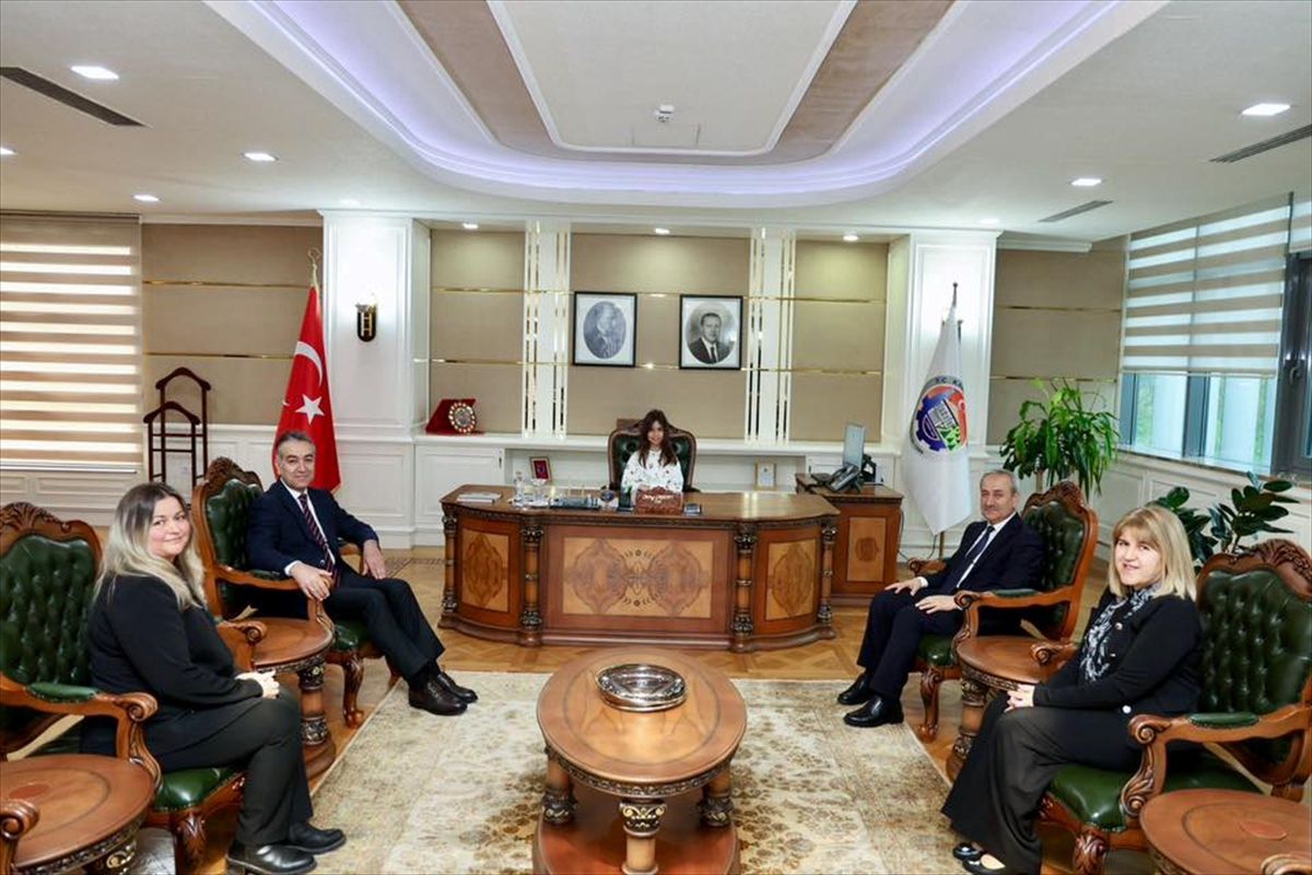 Vali, Koltuğunu Öğrenciye Devretti