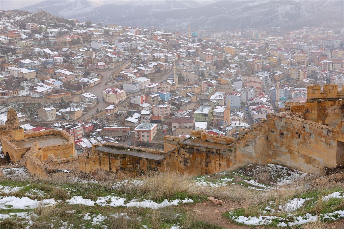 Kar, Karadeniz\'in Yüksek Kesimlerini Beyaza Bürüdü