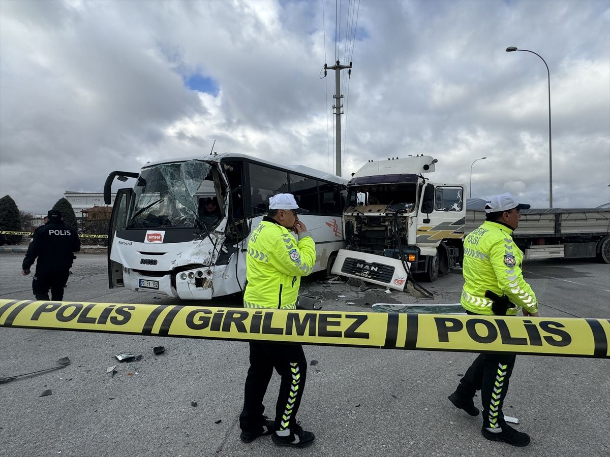 Karaman\'da Midibüs ile Tır Çarpıştı