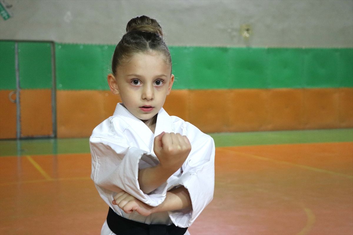 Karate antrenörü polis geleceğin şampiyonlarını yetiştiriyor