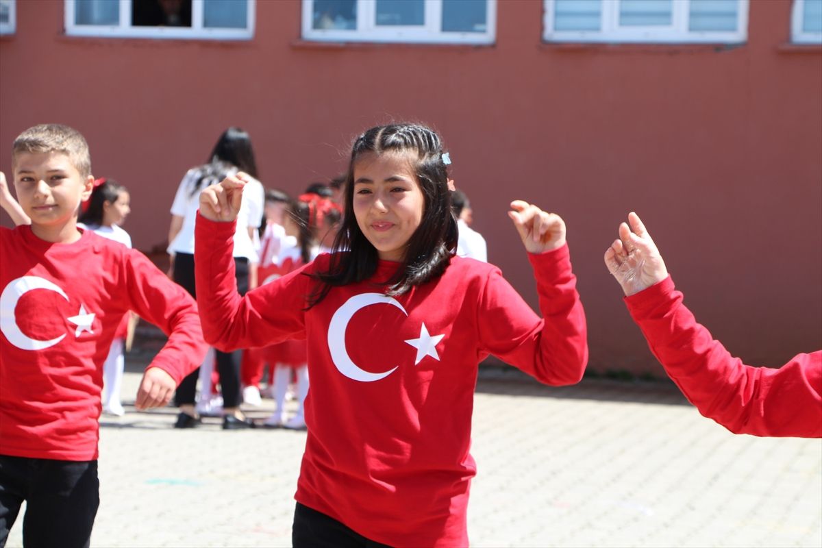 Karlıova\'da 23 Nisan Kutlamaları