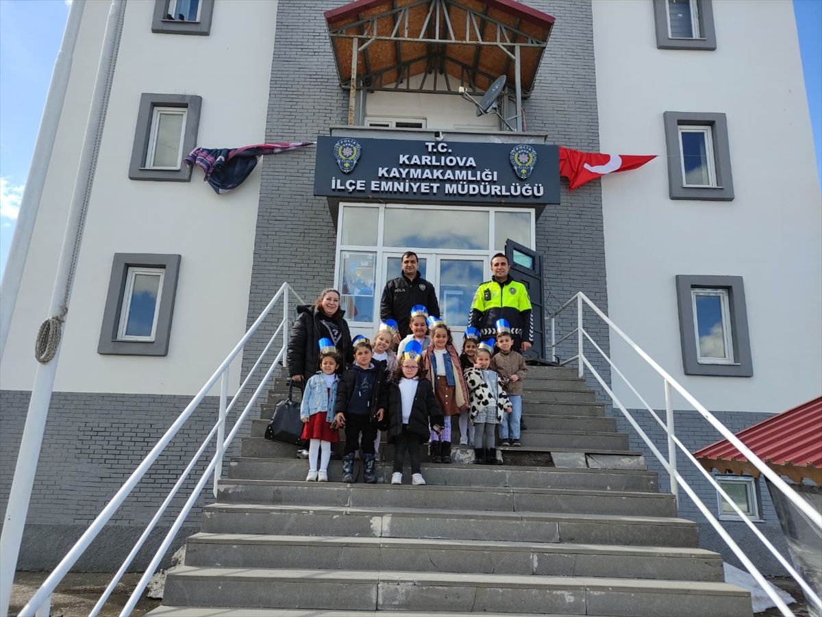 Karlıova\'da Öğrencilerden Polis Haftası Ziyareti