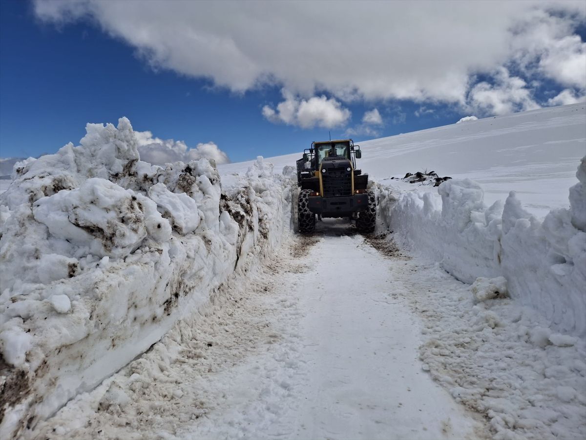 Kars\'ta Kapanan Köy Yolları İçin Çalışmalar Sürüyor