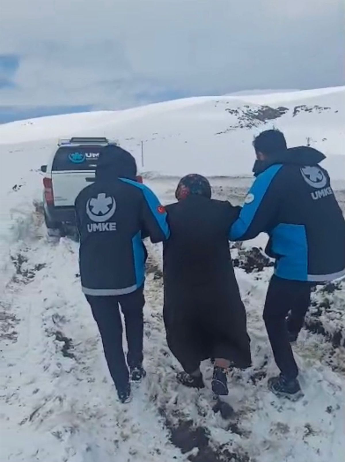 Kağızman\'da Kar Yolu Kapattı, Hasta Kurtarıldı