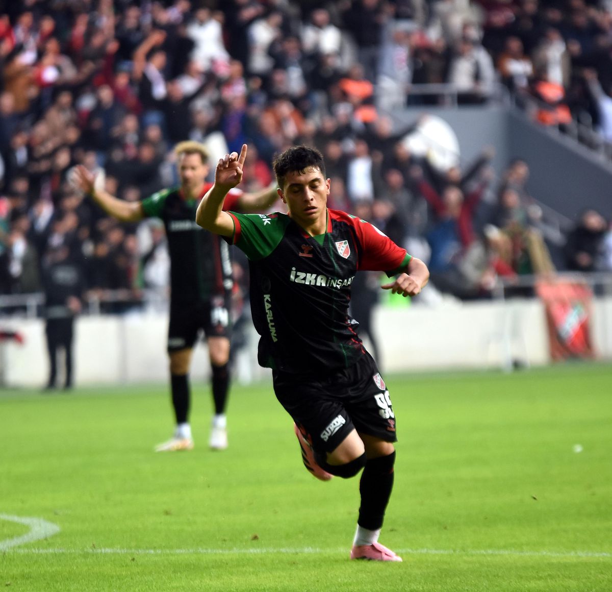 Karşıyaka\'nın Genç Yıldızları Parlıyor