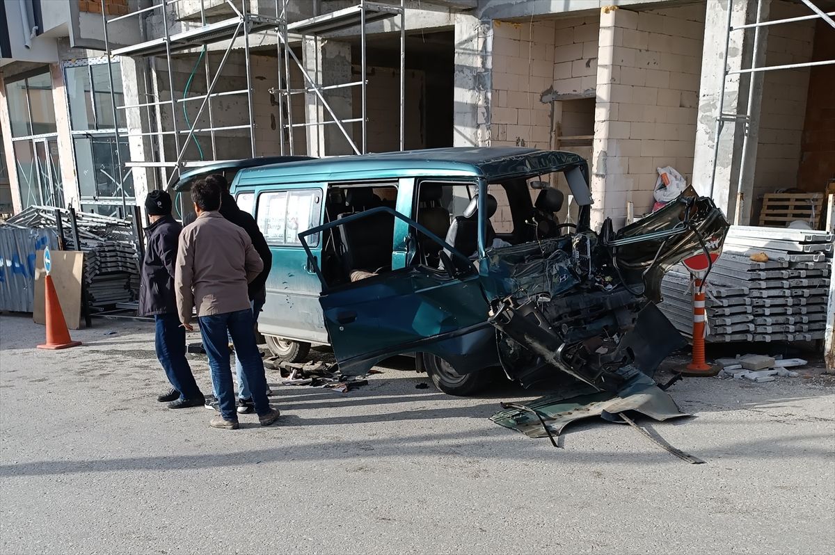 Tosya\'da Minibüs ve Kamyonet Çarpıştı