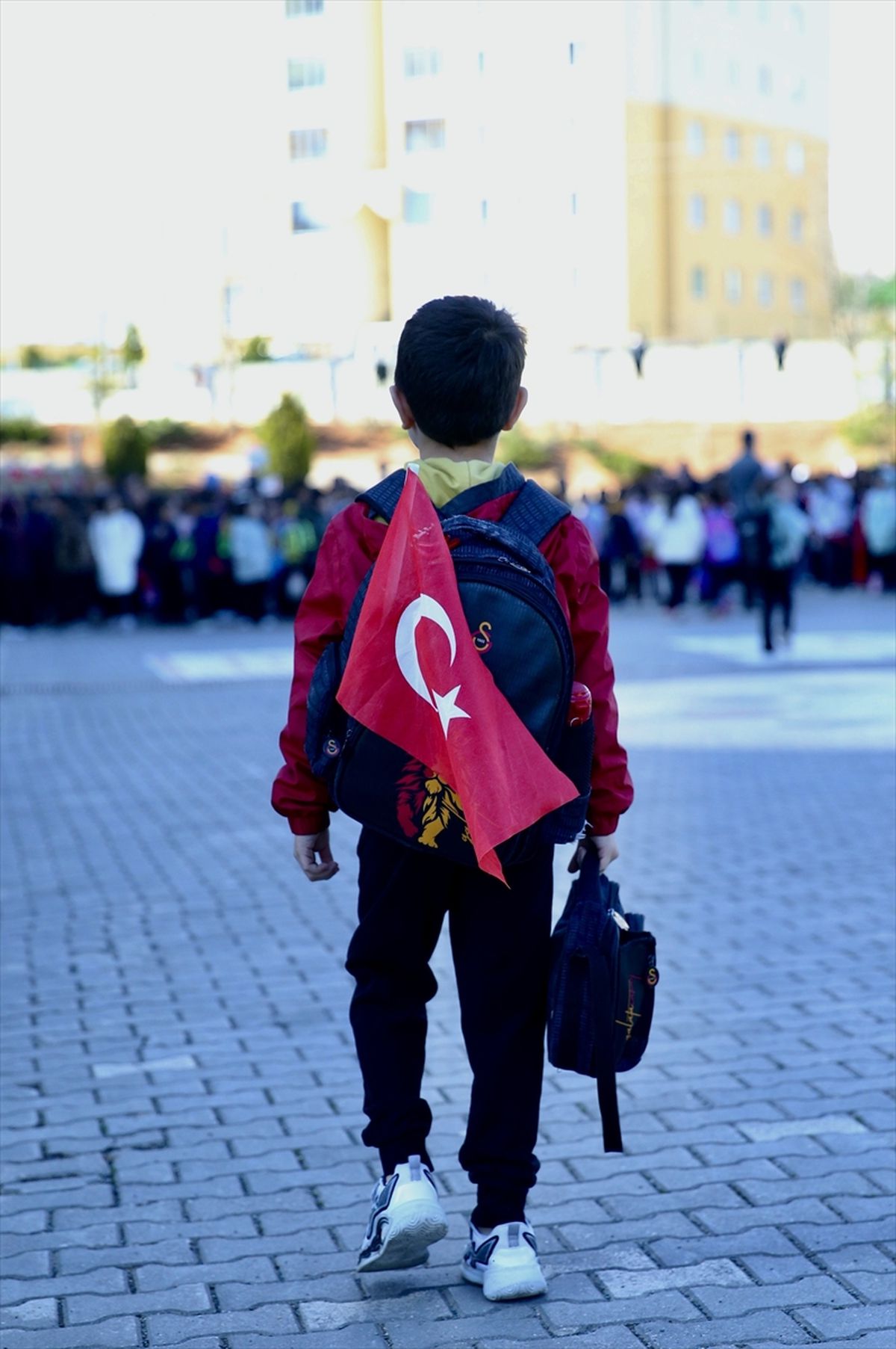 Kastamonu\'da Öğrenciler Bayraklarla Okula Geldi