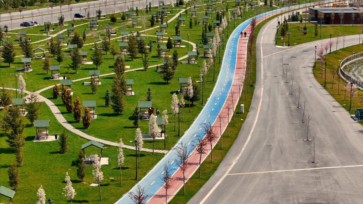 Kayseri Büyükşehir Belediyesinin peyzaj ve çevre düzenleme çalışmaları sürüyor