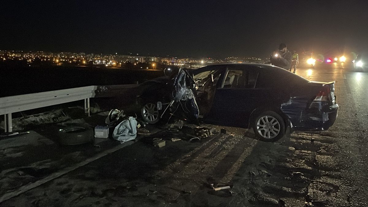 Kayseri\'de Otomobil Bariyere Çarptı