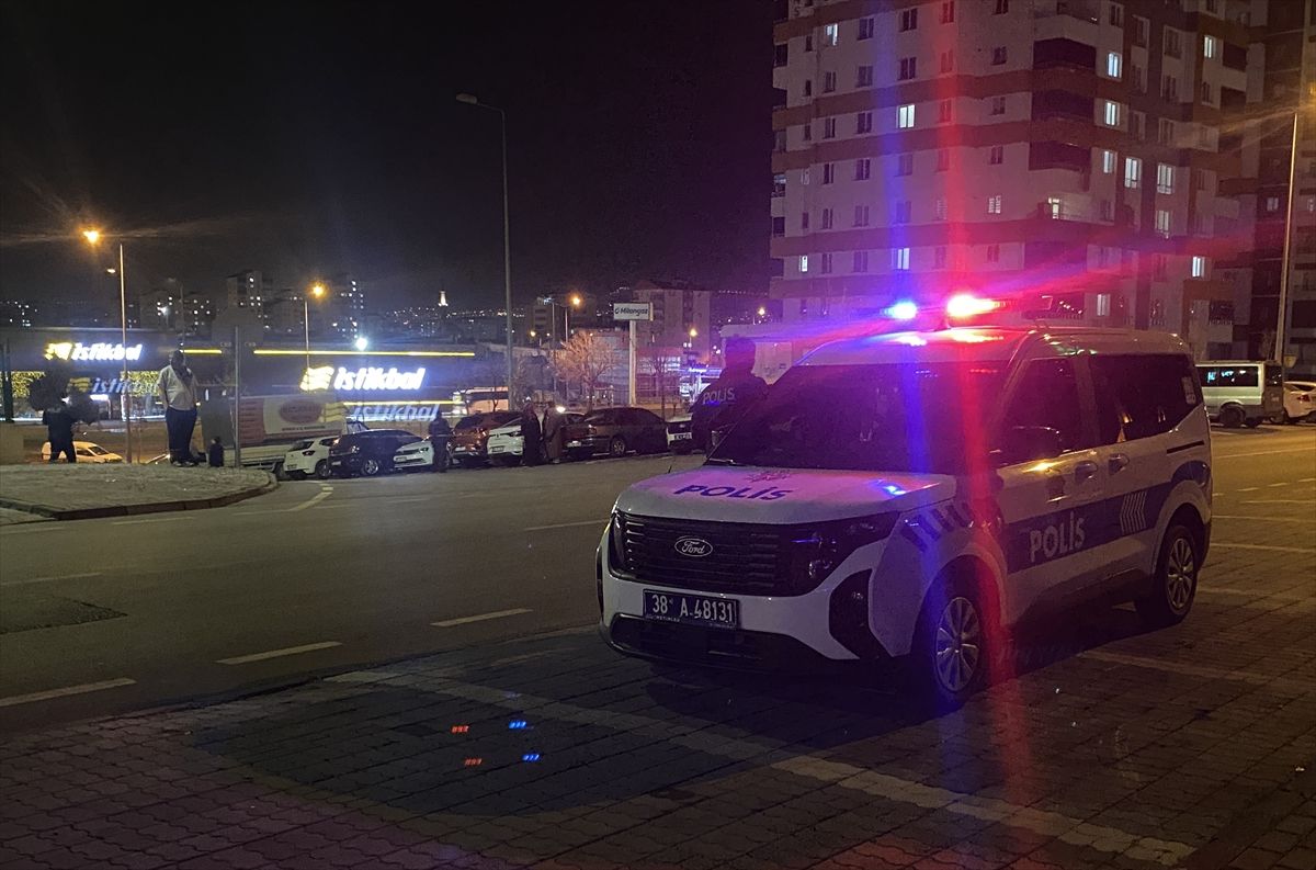 Kayseri\'de Bıçaklı Kavga: 4 Yaralı